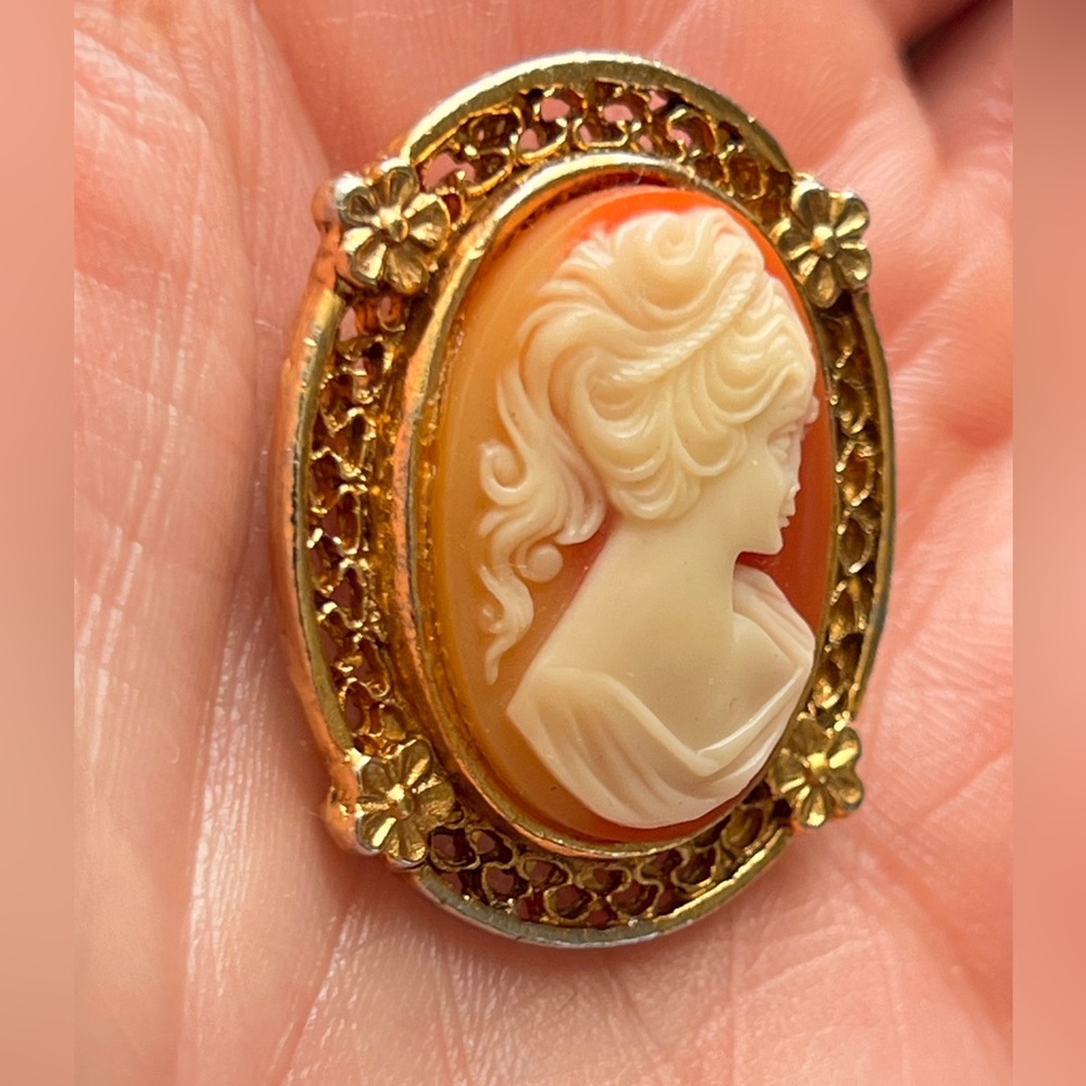 Vintage Hand Carved Shell Cameo 1.5" Brooch Pendant 10.5g Italian Heirloom - Picture 4 of 8